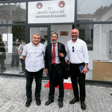 Topraklarımızı savunuyoruz.